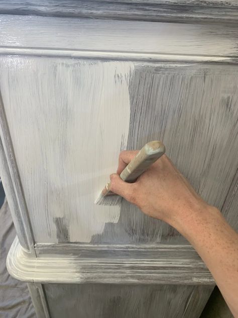 How to Paint Furniture White - Thrifted Nest Painting Furniture White, Paint Furniture White, White Painted Dresser, Paint Dresser Diy, White Painted Dressers, Nest Diy, Upcycled Furniture Before And After, Farmhouse Color, Chalk Paint Furniture Diy