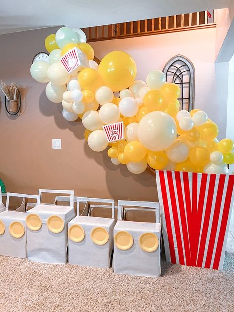 Ballon Arch Popcorn, Movie Theme Balloon Garland, Movie Night Balloon Arch, Movie Night Balloon Garland, Popcorn Balloon Garland, Popcorn Balloon Arch, Drive In Movie Party, Cardboard Box Cars, Popcorn Balloon