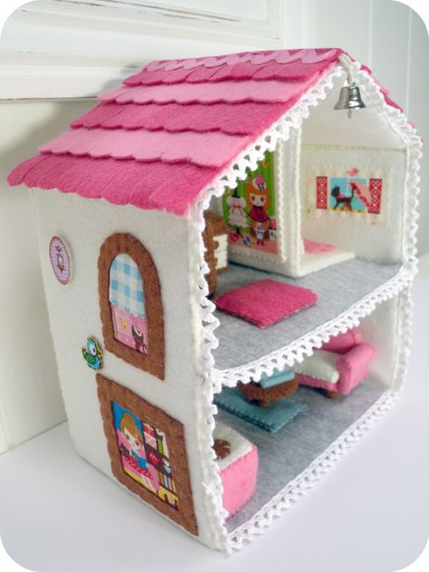 Felt Doll House, Felt House, Felt Diy, Felt Dolls, Felt Toys, House Made, Felt Art, Diy Doll, Felting Projects