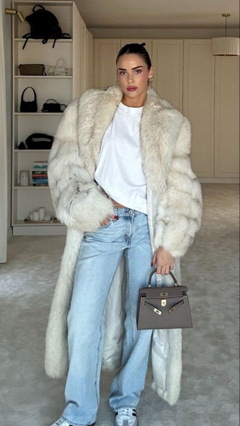 Slavic Fur Coat, Fur Coat With Jeans, Real Fur Coat Outfit, Vintage Winter Coats Women, Vintage Fur Coat Aesthetic, Glamorous Winter Outfits, Winter Fashion 2024 Women, Fur Coats Outfit, Fur Outfits Women