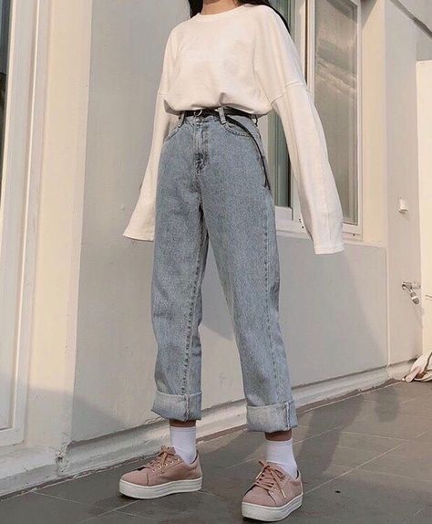 devuelta pantalon con cinto y esta vez remangado. Vintage Outfits Classy, Mode Ulzzang, Vintage Outfits 90s, Fashion 90s, Teddy Boys, Look Retro, Outfit 90s, 90's Fashion, 90s Fashion Outfits