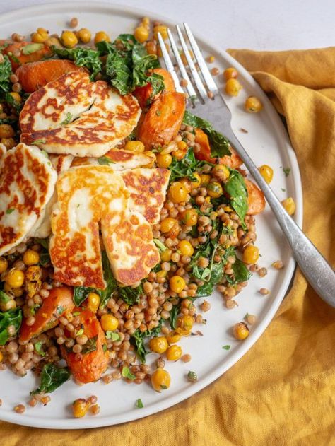 Chickpea Couscous, Vegetarische Diners, Halloumi Recipes, Couscous Recipe, Fried Halloumi, Roast Vegetables, Couscous Recipes, Diner Recept, Veggie Food