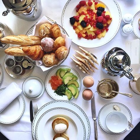 Breakfast Table Setting Mornings, Breakfast Setting, Luxury Breakfast, Sweet Brunch, Breakfast Table Setting, Breakfast Photography, Hotel Breakfast, Breakfast Party, Luxury Food