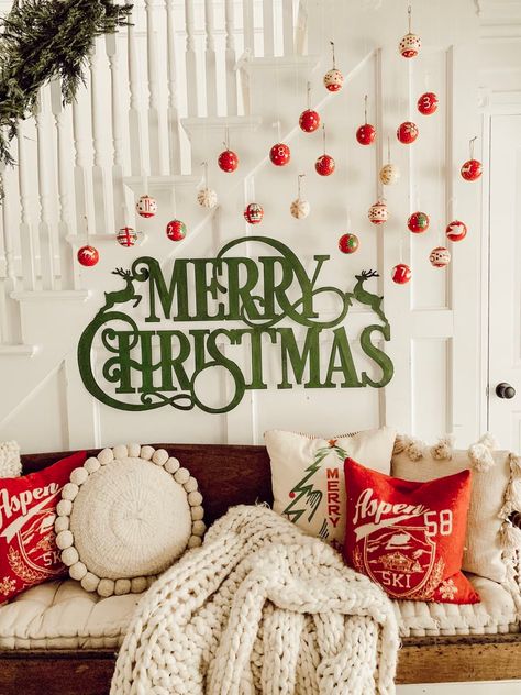 DIY Christmas Ornament Gallery Wall ... Diy Christmas Wall, Christmas Gallery Wall, Diy Christmas Ornaments Easy, Diy Christmas Ornament, Christmas Decor Inspiration, Indoor Christmas Decorations, Indoor Christmas, Easy Christmas Diy, Christmas Sign