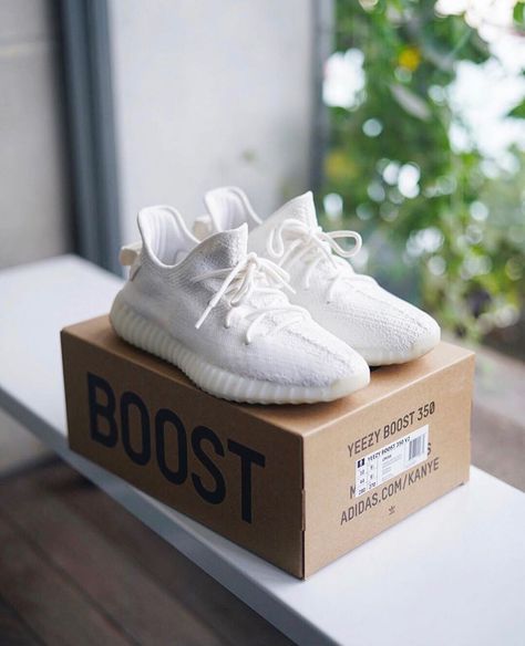 Yeezy Boost 350 Outfit, Yeezy Outfit, Yeezy 350 V2, Sneaker Trend, Trendy Shoes Sneakers, Luxury Shoes Women, Adidas Yeezy 350, All Nike Shoes, Jordan Adidas