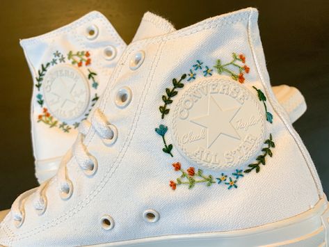 Trendy Converse, Zapatillas All Star, Converse Ideas, Converse Embroidery, Galaxy Converse, Embroidered Converse, Cute Converse, High Top Converse, High Heels Boots