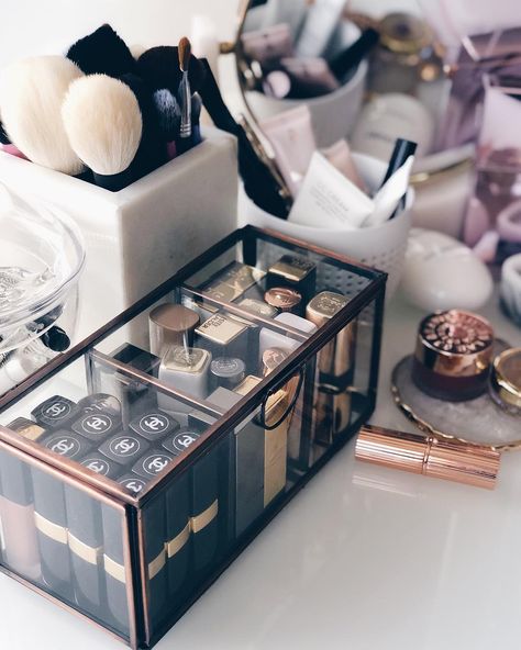 Skincare Beauty | Blanche on Instagram @thebeautybloss thebeautybloss.com #beautyinspo #makeup #skincare Organize Vanity Drawers, Rangement Makeup, Penyimpanan Makeup, Makeup Drawer Organization, Makeup Organization Diy, Makeup Organization Vanity, Vanity Organization, Makeup Rooms, Vanity Storage