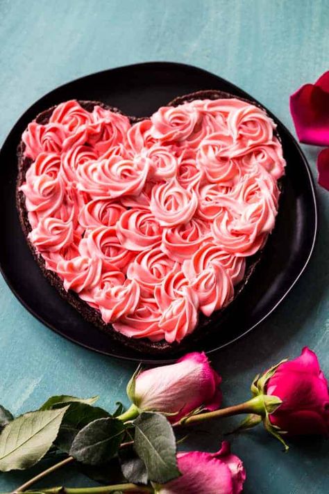 Brownie Heart with Rosettes Brownie Heart Cake, Pink Recipes, Rose Frosting, Heart Shape Cake, Pink Desserts, Shape Cake, Best Sweets, Brownie Cake, Heart Cake