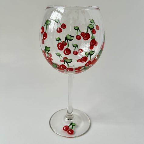 Cherry Wine Glass Painting, Drawing On Glass Ideas Easy, Fruit Wine Glass Painting, Wine Glass Art Paintings, Easy Hand Painted Wine Glasses, Glass Painting Designs Easy, Cute Wine Glass Painting Ideas, Painted Wine Glasses Ideas Simple, Wine Glass Painting Ideas Easy