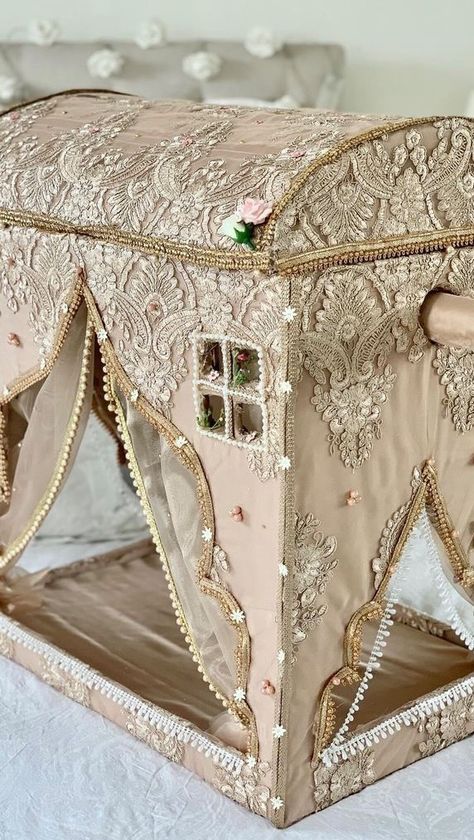 shaadisaga on Instagram: This stunning & traditional style Palki is just what you need for your Trousseau Packaging 😍✨ Save this NOW !! . . Palki -… Bridal Trousseau Packing List, Wedding Palki, Laser Valentine, Packing Ideas For Wedding, Chhab Decoration, Doillies Crochet, Marriage Preparation, Wedding Trays, Wedding Gift Hampers