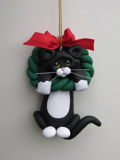 Tuxedo cat ornament. Cat Clay, Whimsical Wreath, Fimo Kawaii, Clothespin Wreath, Door Swags, Jul Diy, Polymer Clay Cat, Deco Christmas, Clay Cat