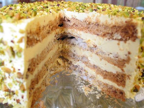 gimme a hug In Filipino, this is pronounced "sans-ree-VAL", as in sans rival. It's layers of crisp cashew meringue filled and covered with buttercream and traditionally garnished with chopped cashews. This is a pistachio version. Sansrival Cake Recipe, Sans Rival, Filipino Food Dessert, Authentic Asian Recipes, Filipino Dessert, Filipino Foods, Filipino Desserts, Filipino Dishes, Pinoy Food