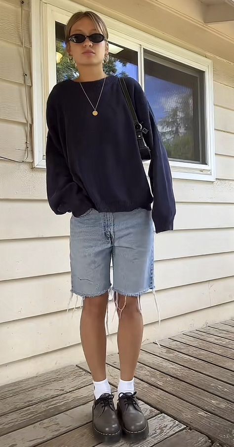 Mom Jorts Outfit, Black T Outfit, Simple Skater Outfit, Beach Jorts Outfit, Jorts Fall Fit, Shannon Beveridge Style, Long Short Outfits Women, Tomboy Outfits Women, Jort Outfits Girl