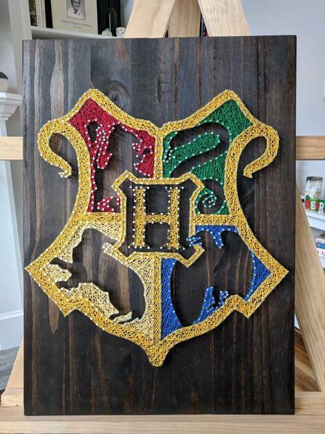 I made this Hogwarts crest string art! - Imgur Art Harry Potter, About Harry Potter, String Art Templates, Nail String Art, Anniversaire Harry Potter, Theme Harry Potter, Quilled Creations, Hogwarts Crest, Harry Potter Decor