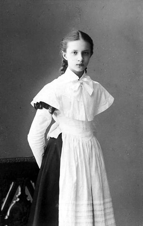 Victorian Children's Clothing, Belle Epoch, 1910s Fashion, Victorian Photos, Vintage School, Girls Uniforms, School Uniforms, Newsies, Russian Fashion