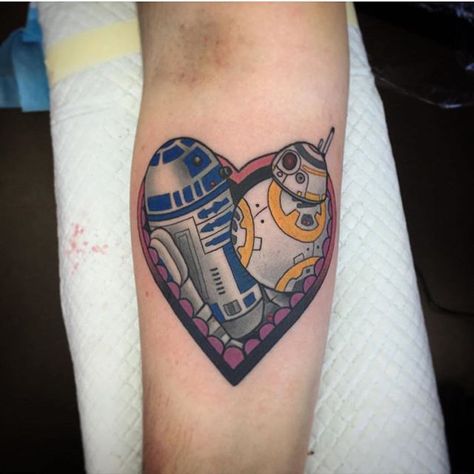 @shanesparrow  #thecartoontattoo #cartoontats #archer #simpsonstattoo #Simpsons #tattoo #adventuretime #inked #tat #tattyslip #simpsonsfan #90stattoo #tattooidea #90skid #disneytattoo #disneytat #futurama #cartoontattoo #cartoontats #epictattoo #tattoo #starwars #starwarstattoo #maythe4thbewithyou Captain Rex Tattoo, R2d2 Tattoo, Boba Fett Tattoo, Mandalorian Tattoo, Star Wars Tattoo Sleeve, Tattoo Calf, Simpsons Tattoo, Vintage Style Tattoos, Traditional Tattoo Inspiration