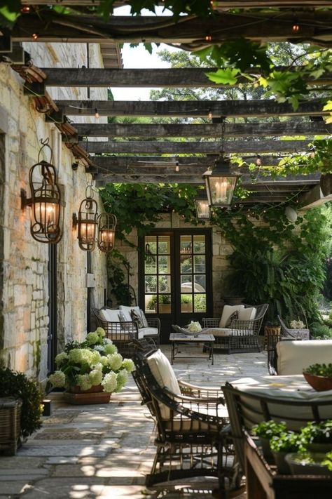 Italian Backyard, Italian Patio, Backyard Deck Ideas, Cottage Patio, Creative Backyard, Patio Decor Ideas, Old Stone Houses, Outdoor Patio Ideas, Outdoor Deco