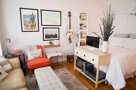 A 450-Square-Foot San Francisco Studio Is Small, But Ultra Cozy — House Call BENCH INSTEAD OF COFFEE TABLE AS FOOT REST Studio Basement, Home Art Studios, Small Basement Design, Home Art Studio, Small Studio Apartment Decorating, Tiny Studio Apartments, Studio Layout, Studio Apartment Living, Studio Apartment Divider