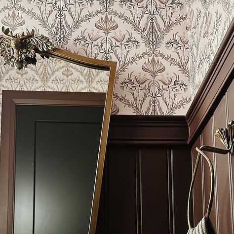 Bonnie Ryan / Home Decor & Design on Instagram: "A little before & after of our powder bath! Swipe to see the whole space and what it looked like before. This space was so builder grade basic, and lacked character and originality. So we removed the large mirror, added bead board and gorgeous floral wallpaper above! We also added beautiful new hardware, and stunning shelves above the toilet. The bead board we painted this deep moody brown, Townsend Harbor Brown by BM and it compliments the floral wallpaper so well! The dark paint color actually makes this room feel larger, and it’s so cozy now. I’m so obsessed and love this space so much more. Comment “bath” and I’ll send you all the sources! Powderbath DIY home project Bathroom remodel DIY bathroom Moody bathroom" Townsend Harbor Brown, Dark Beadboard Bathroom, Bead Board Wallpaper, Dark Beadboard, Bead Board Walls Bathroom, Bead Board Walls, Beadboard Wallpaper, Ryan Homes, Dark Paint Colors