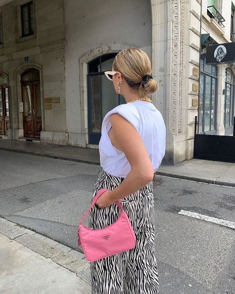 An Obituary for the Crossbody Bag and the Bag That Has Clearly Replaced It Prada Re Edition 2000 Bag Outfit, Pink Shoulder Bag Outfit, Pink Bags Outfit, Prada Reedition, Prada Bag Outfit, Outfit Trabajo, Pink Prada, Shoulder Bag Outfit, Purse Outfit