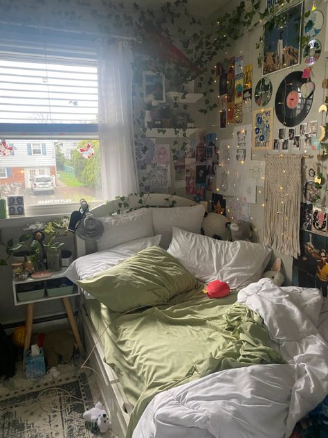 Room aesthetic room cozy bedroom girls room Oddly Shaped Room Ideas, Room Inspiration Cluttercore, Retrocore Room, Cluttercore Bedroom Aesthetic, Aesthetic Cottagecore Room, Ethereal Room, Indie Room Inspo, Aesthetic Bedding, Indie Aesthetic Room