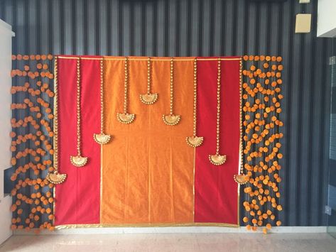 Satyanarayan Katha Decoration, Grihapravesh Decoration, Diwali Stage Decoration, Arangetram Decoration Ideas, Diwali Photobooth Ideas, Arangetram Decor, Dholki Ideas, Deepavali Decoration, Navratri Decoration