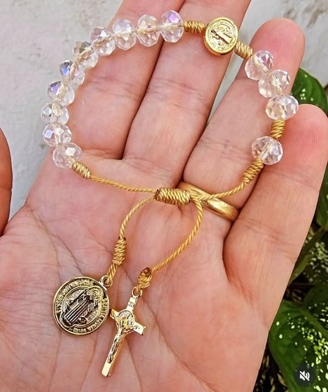 Cross Jewelry Diy, Diy Rosary, Pandora Bracelet Designs, Rosary Jewelry, Cute Friendship Bracelets, Diy Crochet Bag, Bracelet Craft Diy, Beaded Jewels, Diy Bracelets Easy