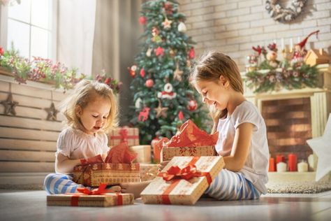 Opening Christmas Presents, Štědrý Den, Indoor Birthday, Opening Presents, Kids Camera, Summer Toys, Merry Christmas Happy Holidays, Deco Originale, Presents For Kids