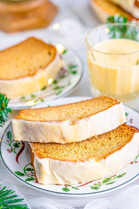 If you’re an eggnog lover like me, this Quick Eggnog Bread with Eggnog Glaze is a must-try during the holiday season. Christmas Eggnog Recipe, Eggnog Glaze, Eggnog Bread, Holiday Eggnog, Christmas Eggnog, Easy Eggnog, Savory Bread Puddings, Apple Fritter Bread, Eggnog Recipe