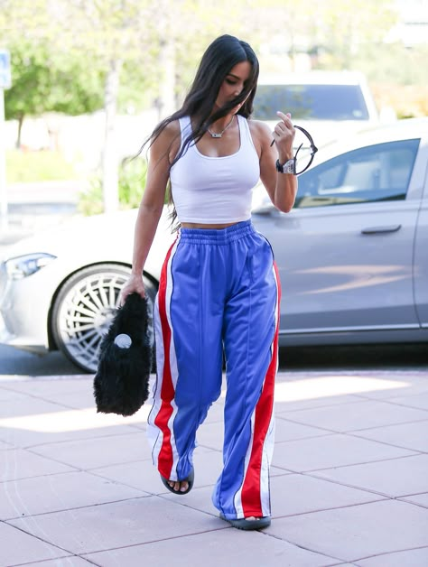 Kim Kardashian Sweats, Kim Kardashian Tracksuit, Womens Sweatpants Outfits, Kim Kardashian Outfits Street Styles, Dressed Up Sweatpants, Dress Up Sweatpants Outfits, Colombia Fits, Kim Kardashian Street Style, Sweatpants Outfit Summer