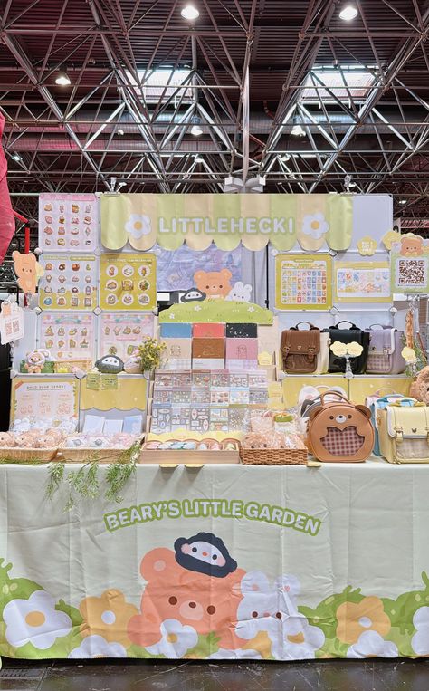 Ying 🧸 Anime Expo L31 (@littlehecki) on X Kpop Vendor Booth, Pop Up Decorating Ideas, Anime Booth Display Ideas, Small Art Business Aesthetic, Artist Booth Display, Kawaii Booth Display, Anime Expo Booth, Gemini Dragon, Kawaii Vendor Booth