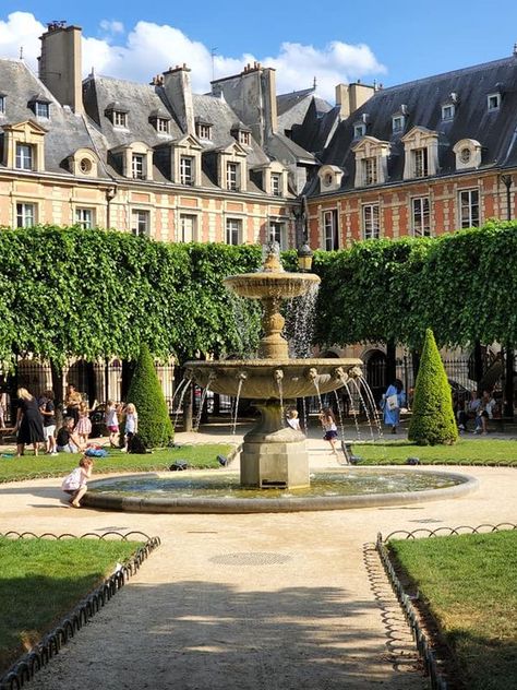 Les Marais Paris, World Beautiful Places, Paris City Of Love, Paris Marais, Marais Paris, Paris Architecture, City Of Love, Paris Vintage, Paris Photography