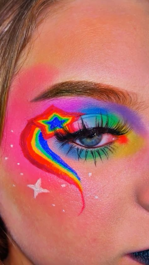 Lisa Frank Inspired Makeup, Fun Crazy Makeup Looks, Indie Eye Makeup, Pastel Rainbow Makeup, Kidcore Makeup, Star Eye Makeup, Eyeshadow Rainbow, Makeup Ideas For School, Rainbow Eyeliner