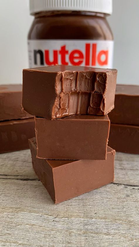 fitwafflekitchen on Instagram: 2-INGREDIENT MICROWAVE NUTELLA FUDGE 😍 This fudge is so rich and chocolatey and you can make it in the microwave! 🙌 It has an amazing… Nutella Recipes Microwave, Microwave Vanilla Fudge, Nutella Fudge 2 Ingredient, Nutella Microwave Cookie, Fudge Microwave, Nutella Fudge, Super Easy Desserts, Random Aesthetics, Oreo Recipes