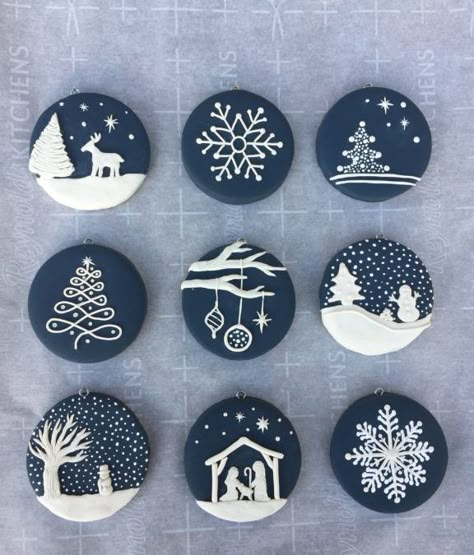 Christmas Ornaments Clay Polymer, Round Flat Christmas Ornaments, Clay Xmas Ornaments Handmade Christmas, Polymer Ornaments Christmas, Sculpey Clay Ideas Christmas, Sculpey Clay Ornaments, Polymer Clay Ornaments Christmas Diy, Simple Painted Christmas Ornaments, Christmas Decorations Polymer Clay