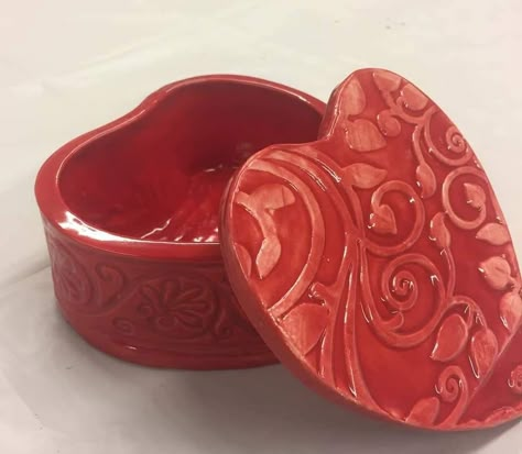 Heart Shaped Box Aesthetic, Ceramic Trinket Box Ideas, Clay Trinket Box Ideas, Clay Jewelry Box Ideas, Air Dry Clay Box With Lid, Lidded Vessels Ceramic Pottery, Ceramic Jewelry Box Ideas, Hand Built Ceramics Ideas, Clay Box Ideas Ceramics