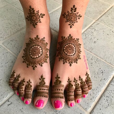 25+ Fresh & Stunning Foot Mehndi Designs for the Modern Brides | ShaadiSaga Mehndi Designs Finger, Round Mehndi, Leg Mehendi Design, Henna Hand Designs, Simple Henna Designs, Rajasthani Mehndi Designs, Henna Hand, Tato Henna, Leg Mehndi