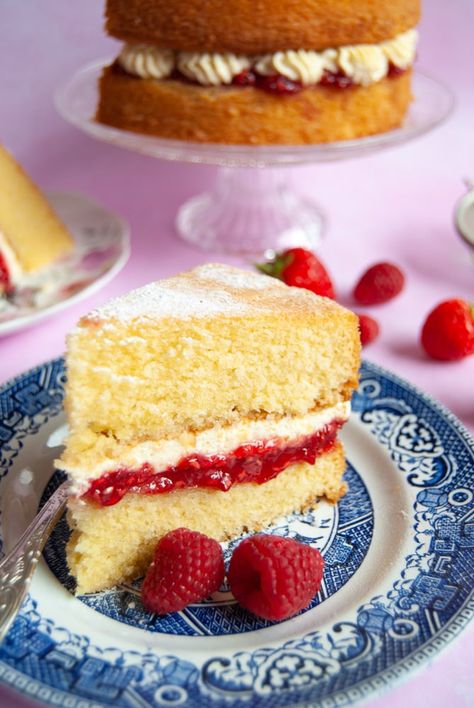 Victorian Sponge Cake British, Victorian Wedding Cake Recipe, Victorian Cake Recipe, Easy Victoria Sponge Cake Recipe, Victorian Sponge Cake Recipe, Victorian Sponge Cake, Victorian Sponge, Easy Lemon Drizzle Cake, Victoria Sponge Cake Recipe