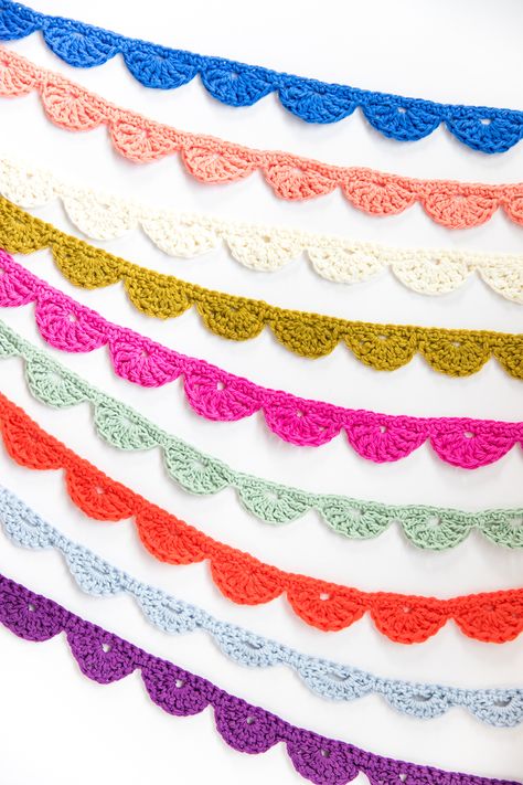 Crochet Bunting Free Pattern Triangle, Easy Crochet Garland Pattern, Daisy Garland Crochet, Valentines Garland Crochet, Simple Crochet Garland, Crochet Wall Garland, Crochet Scalloped Edge Pattern, Crochet Birthday Garland, Crochet Garlands Free Pattern