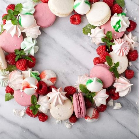 Macaron Wreath Christmas, Macaron Wreath, Dessert Wreath, Christmas Macaron, Christmas Pavlova, French Macarons Recipe, Christmas Macarons, Macaron Filling, Macaron Flavors