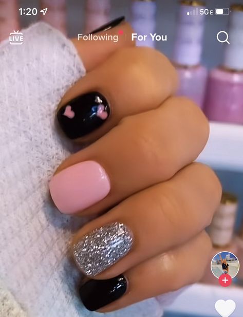 Fun Dip Nail Designs, Black And Pink Gel Nails, Short Black And Pink Nails, Pink And Black Nails Short, Cute Dip Nails, Dip Powder Nails Ideas, Nail Dipping Powder Designs, Pink Black Nails, Sns Nails Designs