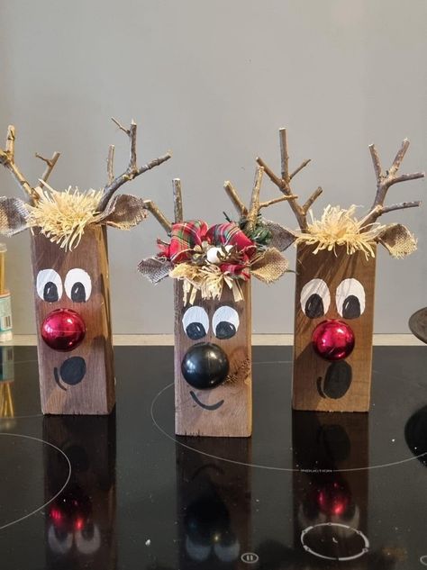 Diy Wooden Reindeer, Wood Christmas Decorations, Wooden Christmas Crafts, Wooden Reindeer, Christmas Craft Fair, Cute Reindeer, Diy Christmas Wreaths, Handmade Christmas Crafts, Christmas Crafts To Make