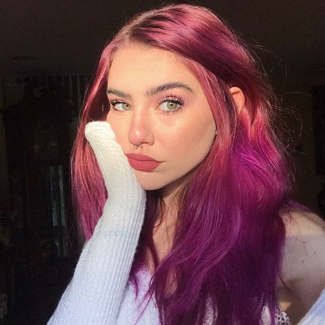 Plum Hair Color Ideas, Plum Hair Color, Bold Hairstyles, Pink Hairstyles, Types Of Hair Color, Hair Color Plum, Become A Model, Plum Hair, Sophisticated Hairstyles