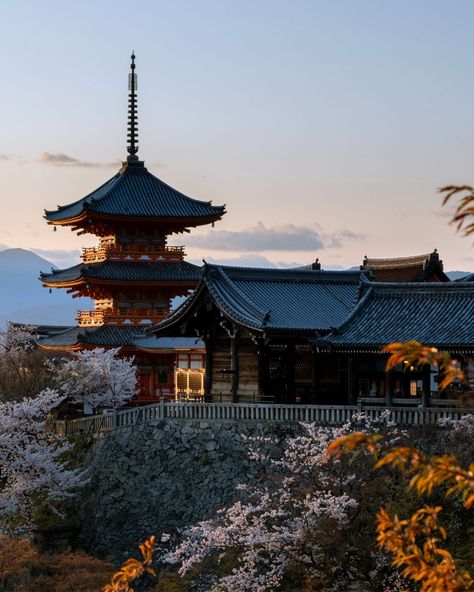 Kiyomizudera Temple in Kyoto is a famous destination known for its impressive shrine buildings. Japan Presentation, Kiyomizudera Temple, Ikemen Prince, Oil Painting Materials, Japan Temple, Sensoji Temple, Temple City, Painting Materials, Temple Photography