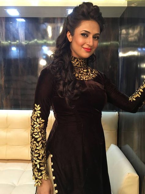 Actress Profile, Divyanka Tripathi, Velvet Dress Designs, Gaun Fashion, Kurti Designs Party Wear, Hot Images, Embroidery Designs Fashion, Indian Wedding Outfits, Pakistani Dress Design