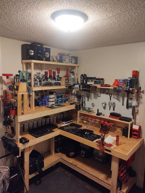 Gunsmithing Workshop Ideas, Hunting Storage, Reloading Room, Garage Workbench Plans, Colorado Cabins, Reloading Bench, Workbench Plans, Garage Work Bench, Bench Designs