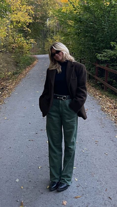 Bottle Green Trousers Outfit, Green Courdory Pants Outfits Woman, Olive Green Corduroy Pants Outfit, Green Utility Pants Outfits, Green Pants Corduroy, Dark Green Pants Outfit, Green Corduroy Pants Outfit, Corduroy Trousers Outfit, Utility Pants Outfit