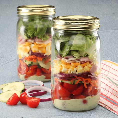 Greek Salad Recipe, Creamy Avocado Dressing, Mason Jar Salads, Mason Jar Salad Recipes, Jar Salad, Jar Salads, Chef Salad, Jar Meals, Salad Meal Prep