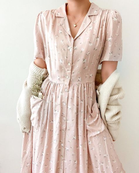 Pleated Floral Dress, Grandma Chic Outfit, Business Casual Cottagecore, Cottagecore Office Outfit, Farmhouse Dresses, Modest Outfit Inspirations, Spring Vintage Outfits, Simple Feminine Outfits, Vintage Spring Outfits