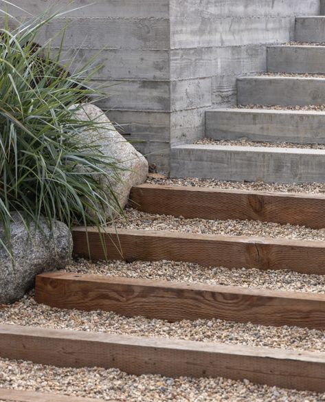 Natural Stairs Outdoor, Outdoor Staircase Design Entrance, Wooden Stairs Outdoor, Staircase Outdoor, Outdoor Stairs, Wooden Stairs, Wood Stairs, Exterior Wood, Staircase Design